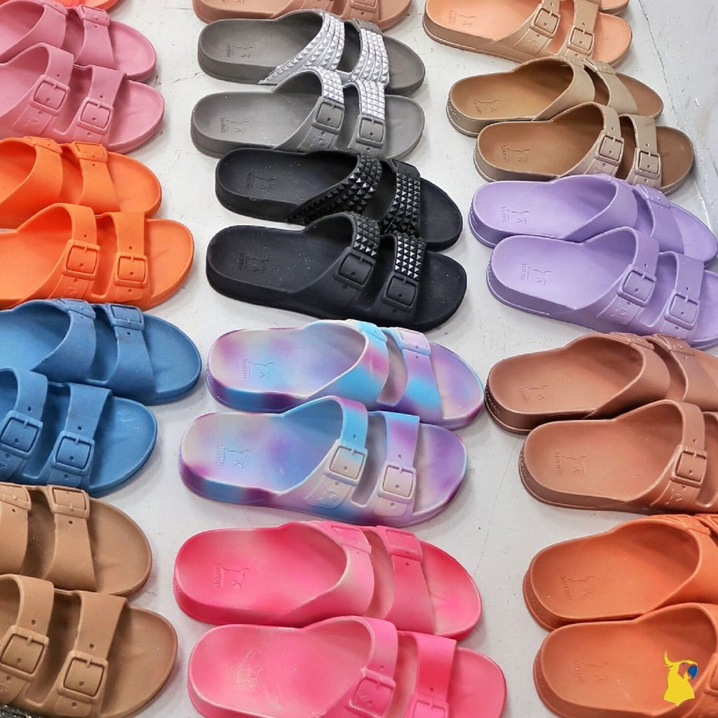 Colorful sandals in candy scented and sustainable PVC.