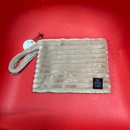 Flat Pouch <br/> Whisper
