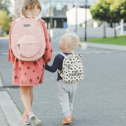 Equipped with a large and a small compartment