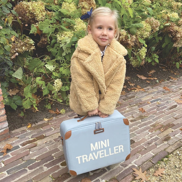 Beautiful kids suitcase with compact size