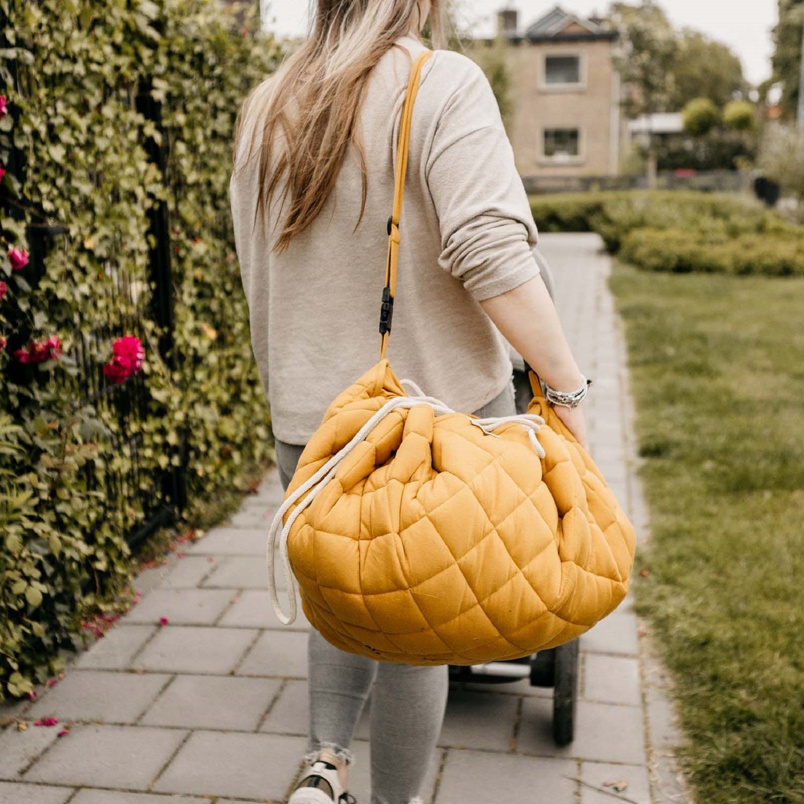shoulder strap included